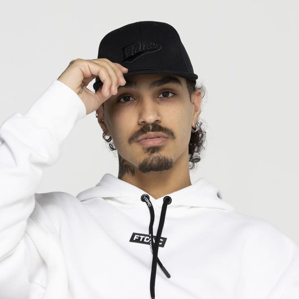 Vista 2 Boné Aba Reta FTDNC Snapback FTDNC PRETO