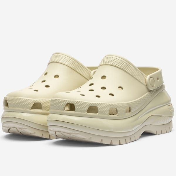 Vista 2 Sandália Crocs Classic Mega Crush Clog Crocs BEGE