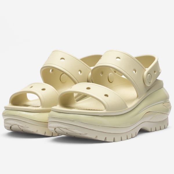 Vista 2 Sandália Crocs Classic Mega Crush Crocs BEGE