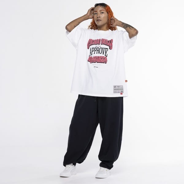 Vista 2 Camiseta do Chicago Bulls Approve Hugs NBA Manga Curta Approve OFF WHITE