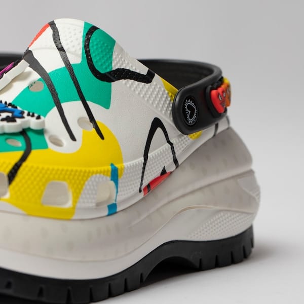 Vista 2 Sandália Crocs Haring Mega Crush Clog Crocs PRETO/BRANCO