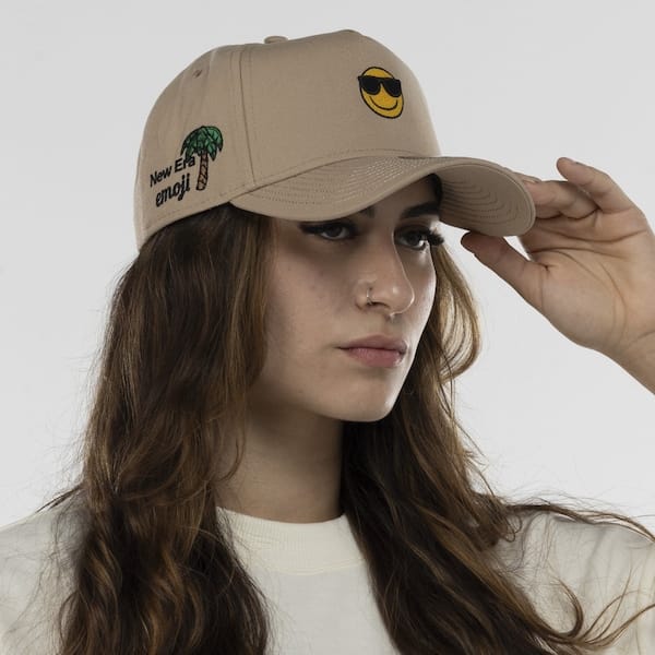 Vista 2 Boné Aba Curva New Era Snapback 940 AF Emoji Cam new era BEGE