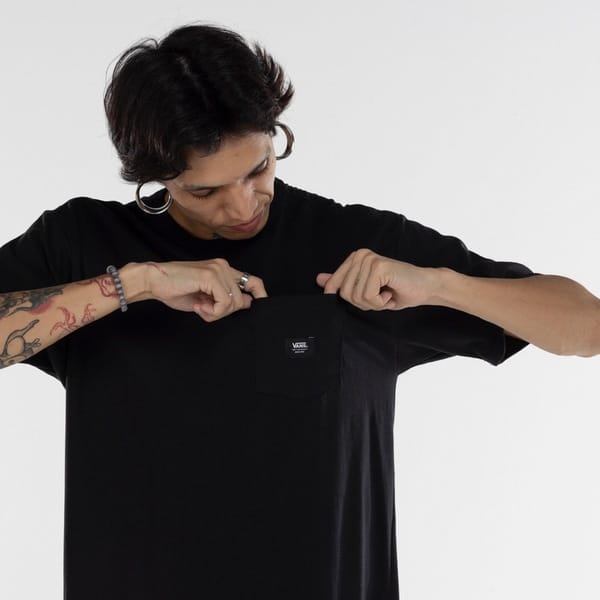 Vista 2 Camiseta Vans Off The Wall II Pocket SS Vans PRETO