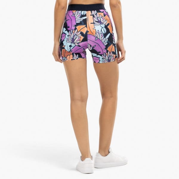 Vista 2 Bermuda Feminina Farm Biker Banana Flora Cós Médio FARM AZUL ESC/ROSA