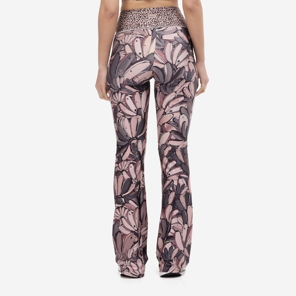 Vista 2 Calça Farm Flare Farm Brasil Banana Feminina FARM ROSA CLA/MARROM