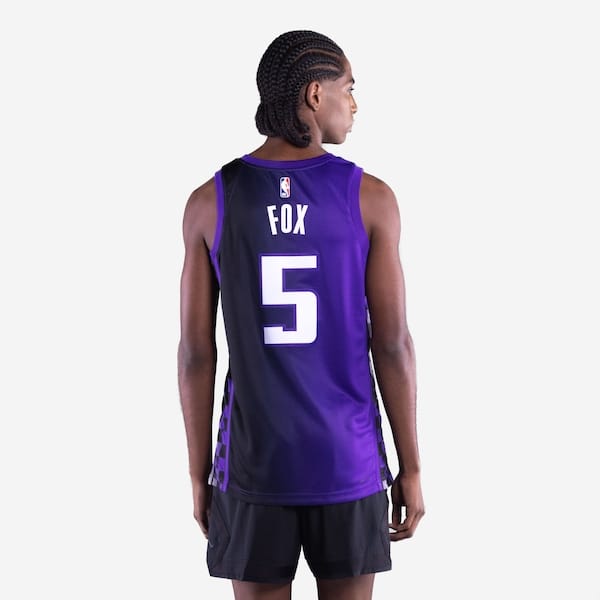 Vista 2 Camiseta Regata De'Aaron Fox NBA Nike Sacramento Kings Statement Edition Nike ROXO/PRETO