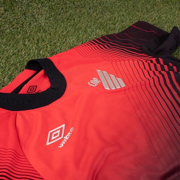 Vista 2 Camisa do Athletico-PR I 25/26 Torcedor Umbro Juvenil Umbro VERMELHO/PRETO