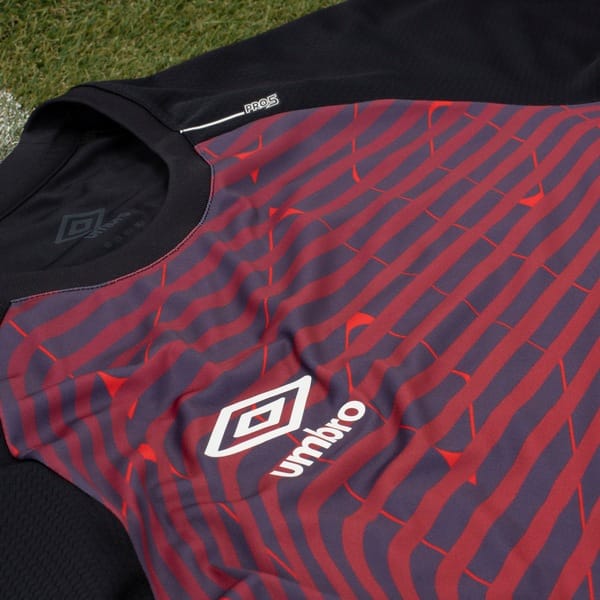Vista 2 Camiseta Umbro Pro5 Unissex Umbro PRETO/VERMELHO