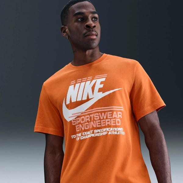 Vista 2 Camiseta Nike Sportswear 6MO Futura Masculina Nike LARANJA/BRANCO