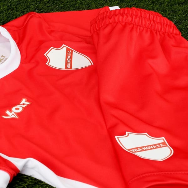 Vista 2 Kit de Uniforme do Vila Nova I 25/26 Infantil Volt Camiseta + Calção Volt VERMELHO