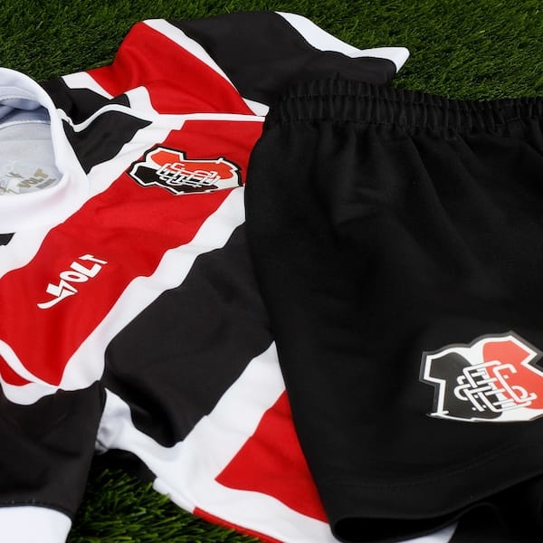 Vista 2 Kit de Uniforme do Santa Cruz I 25/26 Infantil Volt Camiseta + Calção Volt PRETO