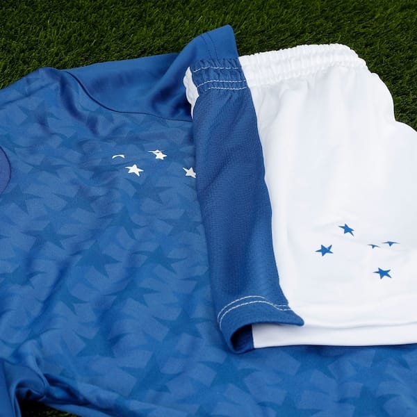 Vista 2 Kit de Uniforme do Cruzeiro Braziline Infantil Camiseta + Calção braziline AZUL/BRANCO