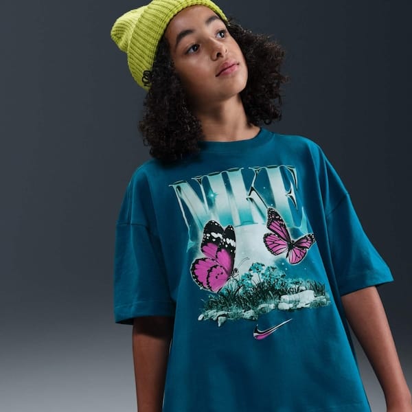 Vista 2 CAMISETA NIKE NSW TEE BUTTRFLY OS Nike AZUL ESCURO