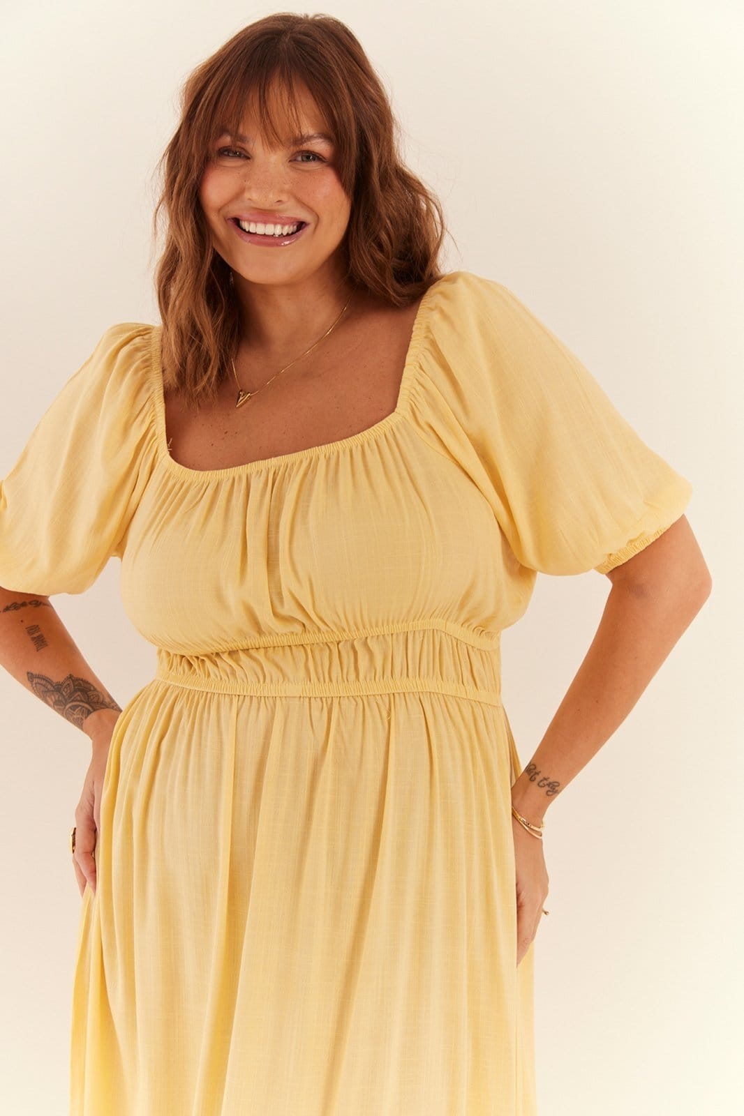 Vista 2 Vestido In Love Midi Luana In Love amarelo