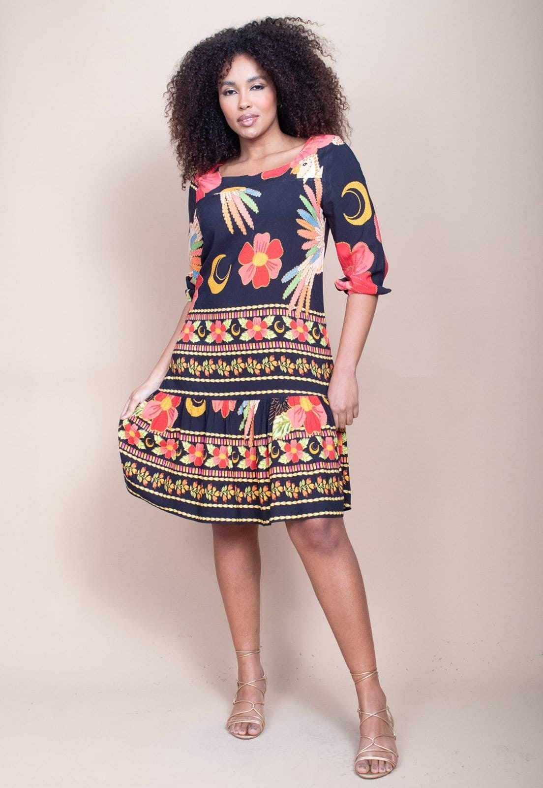 Vista principal Vestido Cabanafree Curto Manga 3/4 Preto Cabanafree estampado/laranja/verde/vermelho