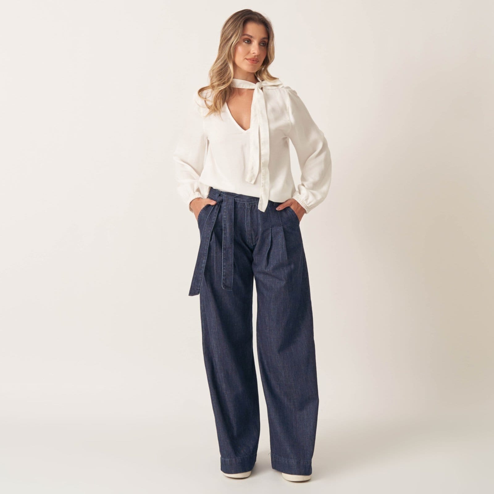 Vista 2 Calça Jeans Wide Cintura Alta Elástico Atrás E Pregas Bloom azul marinho