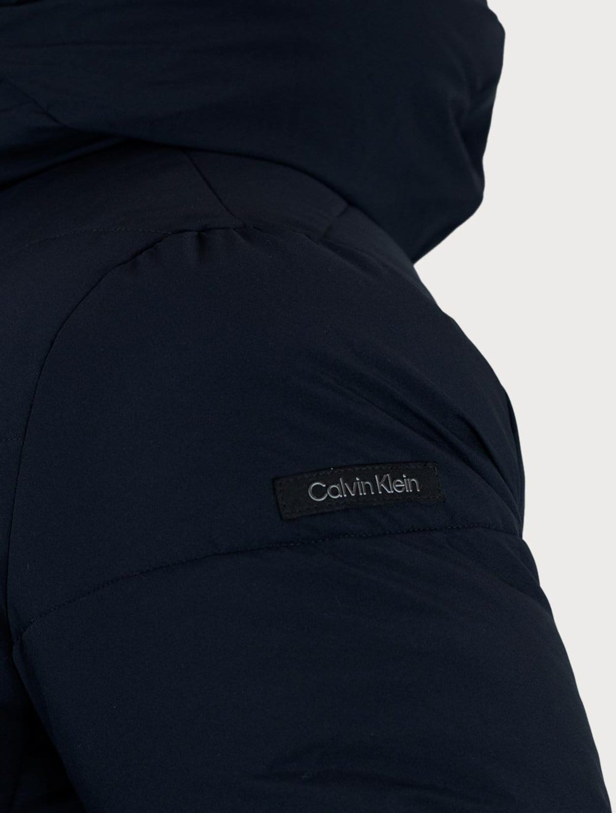 Vista 2 Jaqueta Calvin Klein Masculina Hoodie Matelassê Ziper Calvin Klein azul marinho