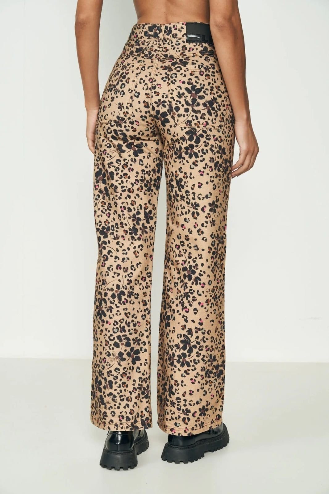 Vista 2 Calça Sarja Wide Leg Estampada Colcci CLC Colcci CLC marrom