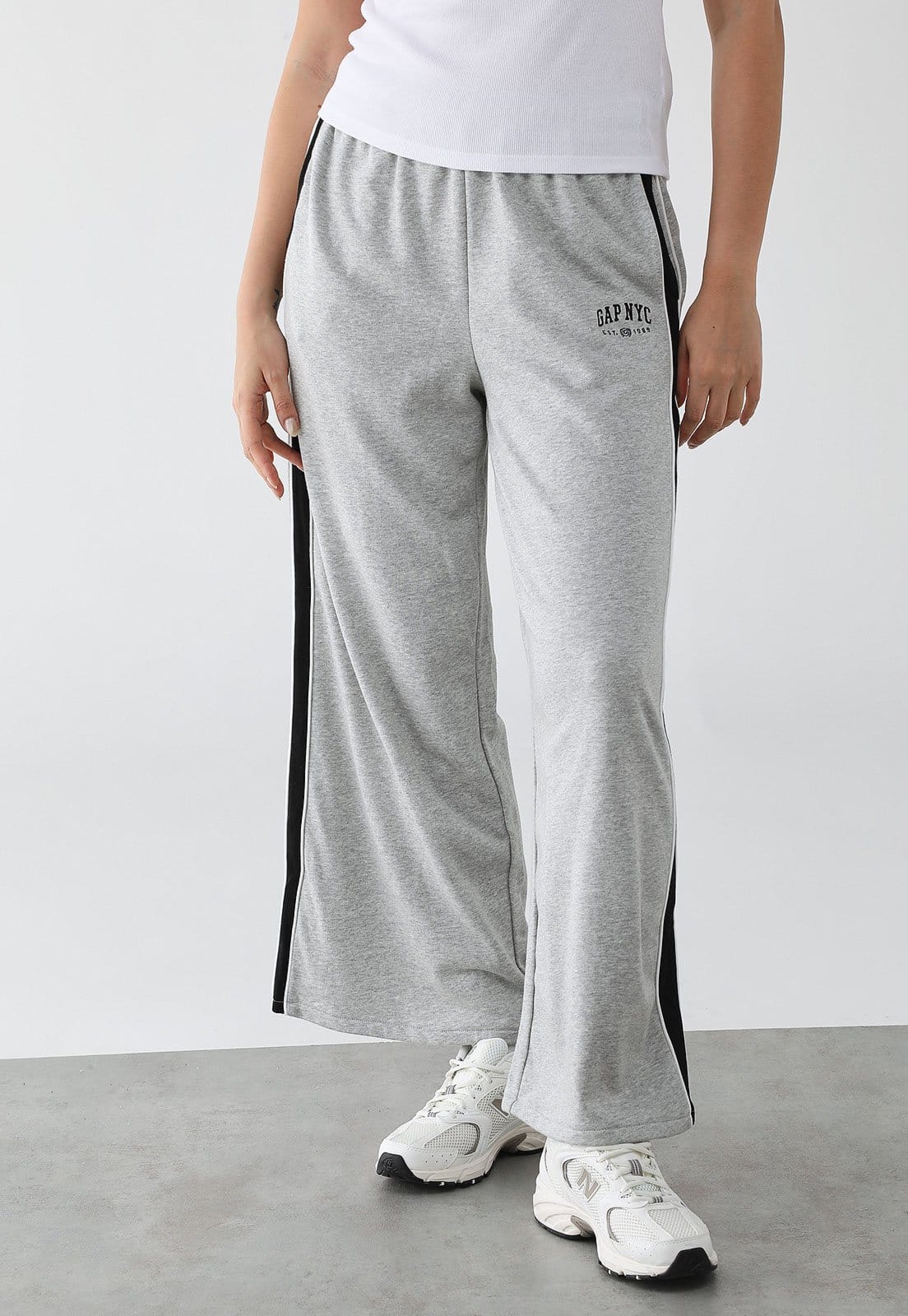 Vista principal Calça Feminina GAP Reta Logo Bordado Listras Laterais GAP cinza