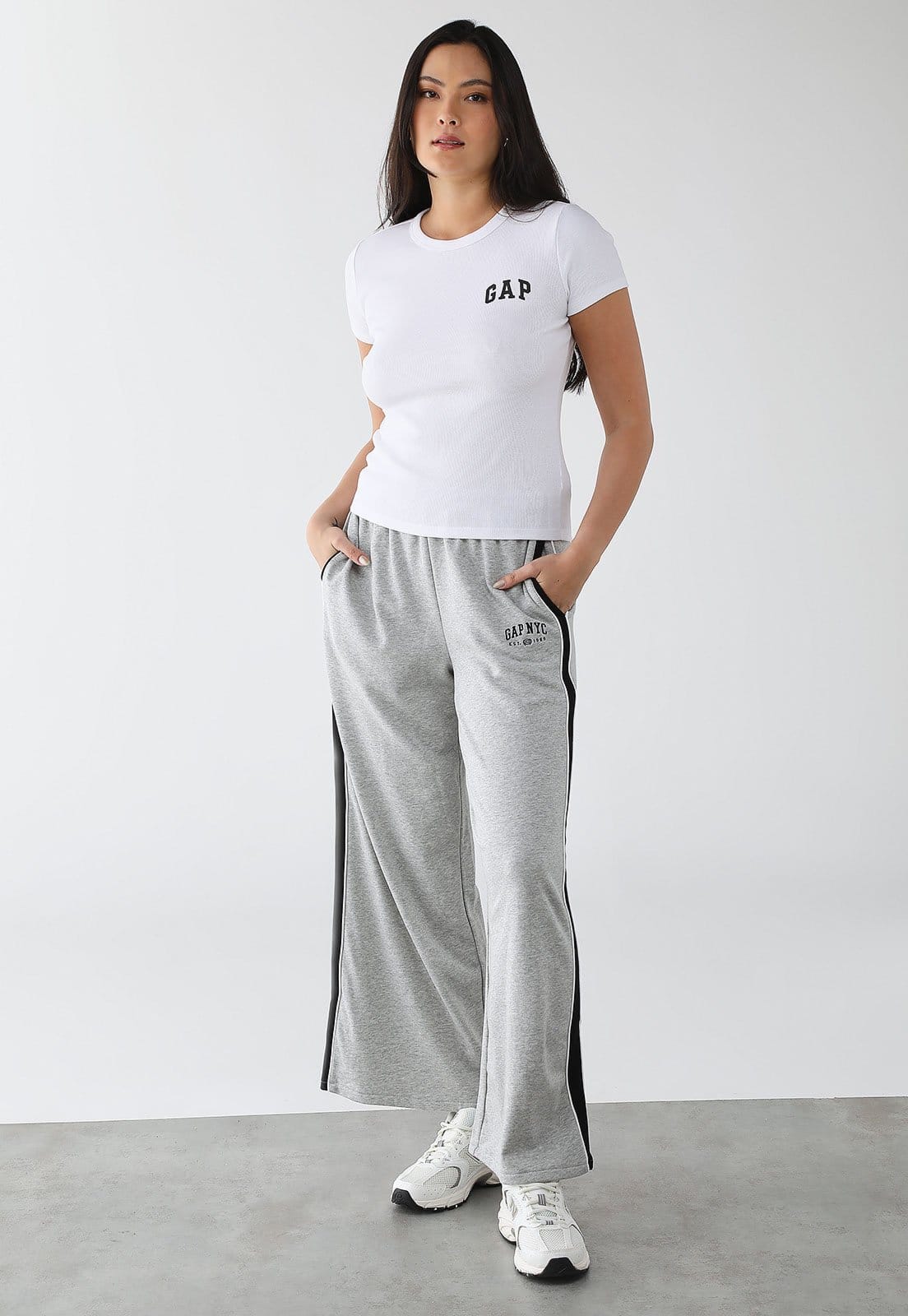 Vista 2 Calça Feminina GAP Reta Logo Bordado Listras Laterais GAP cinza