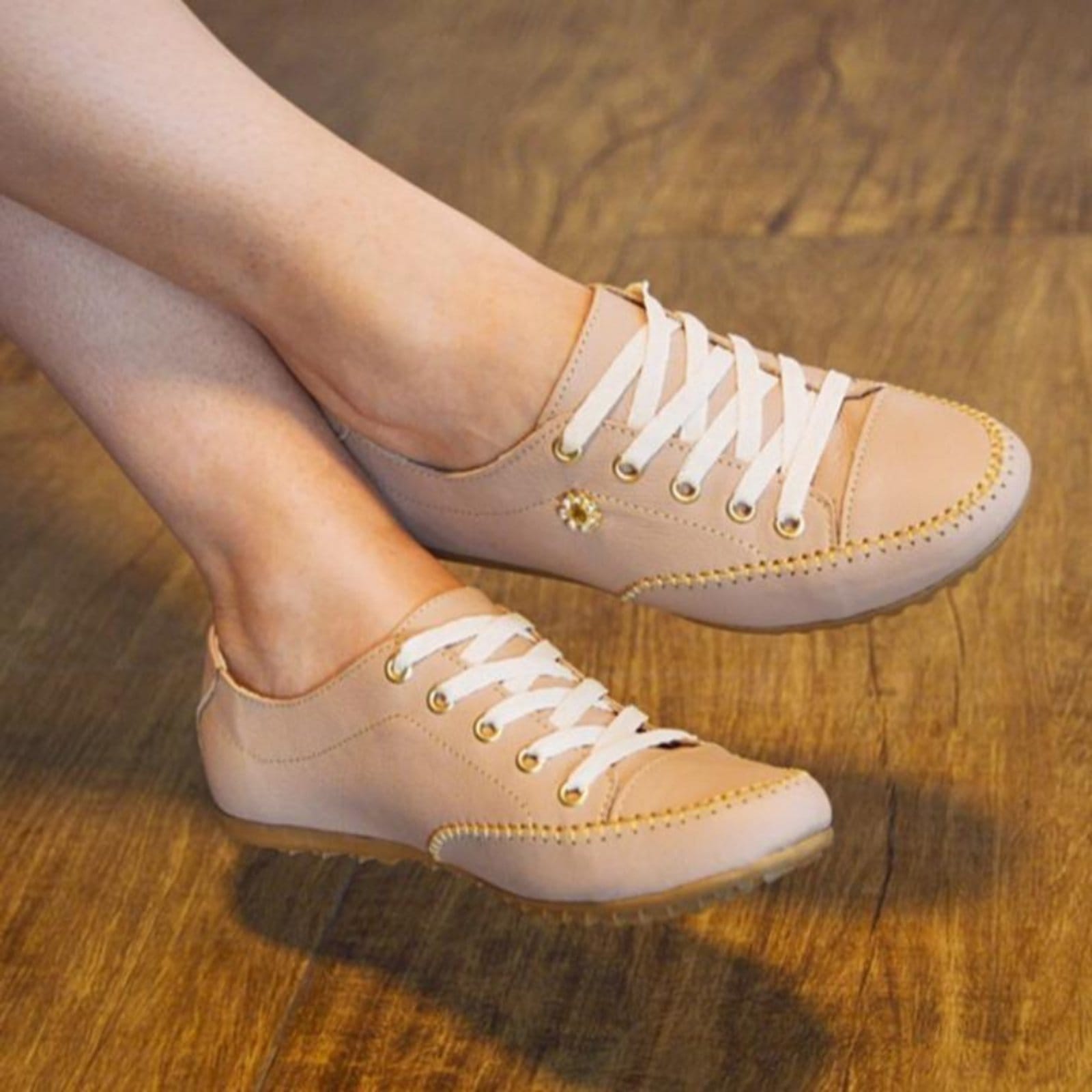 Sapatênis Feminino Broche Flor Em Couro Leve