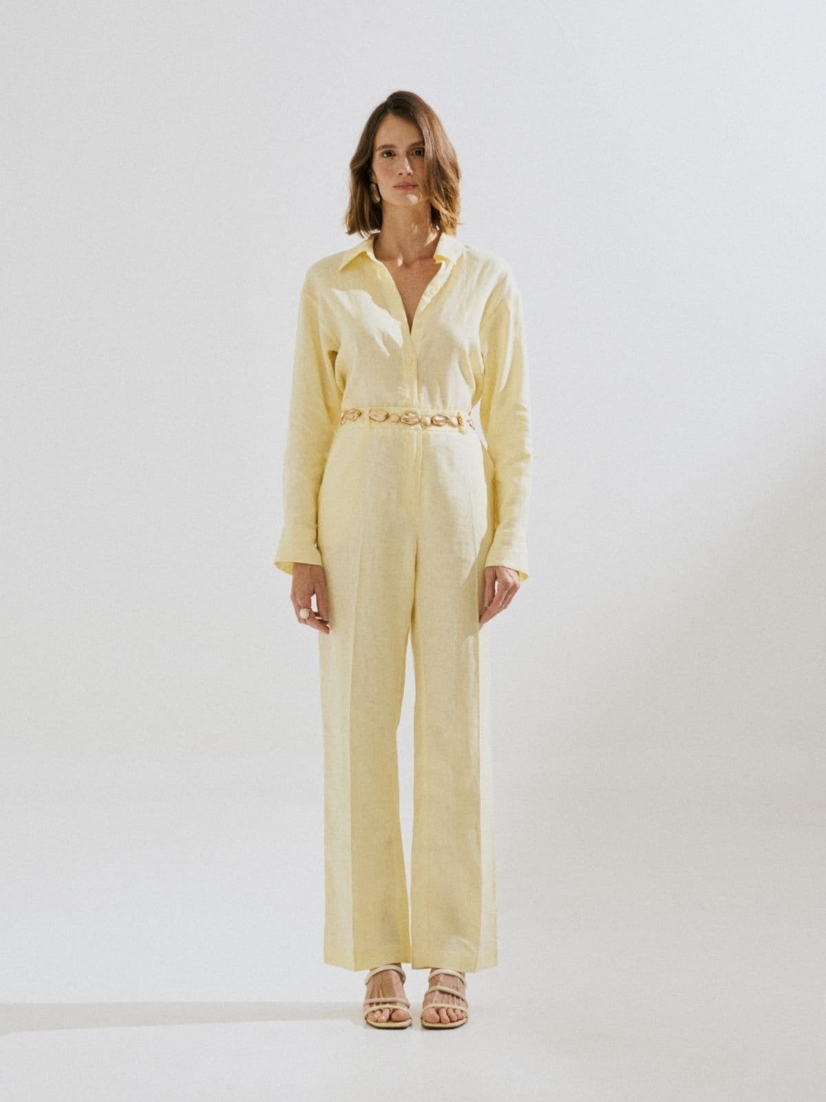 Vista principal Calça Via Lessa Santorini em Linho Manteiga Via Lessa amarelo