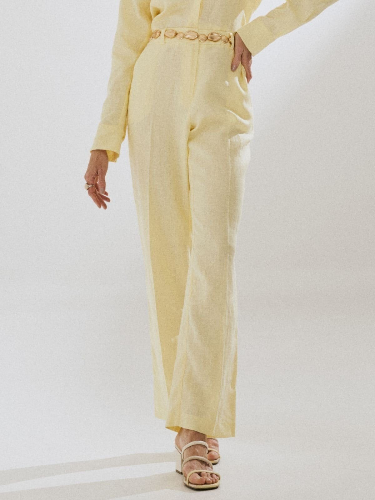 Vista 2 Calça Via Lessa Santorini em Linho Manteiga Via Lessa amarelo