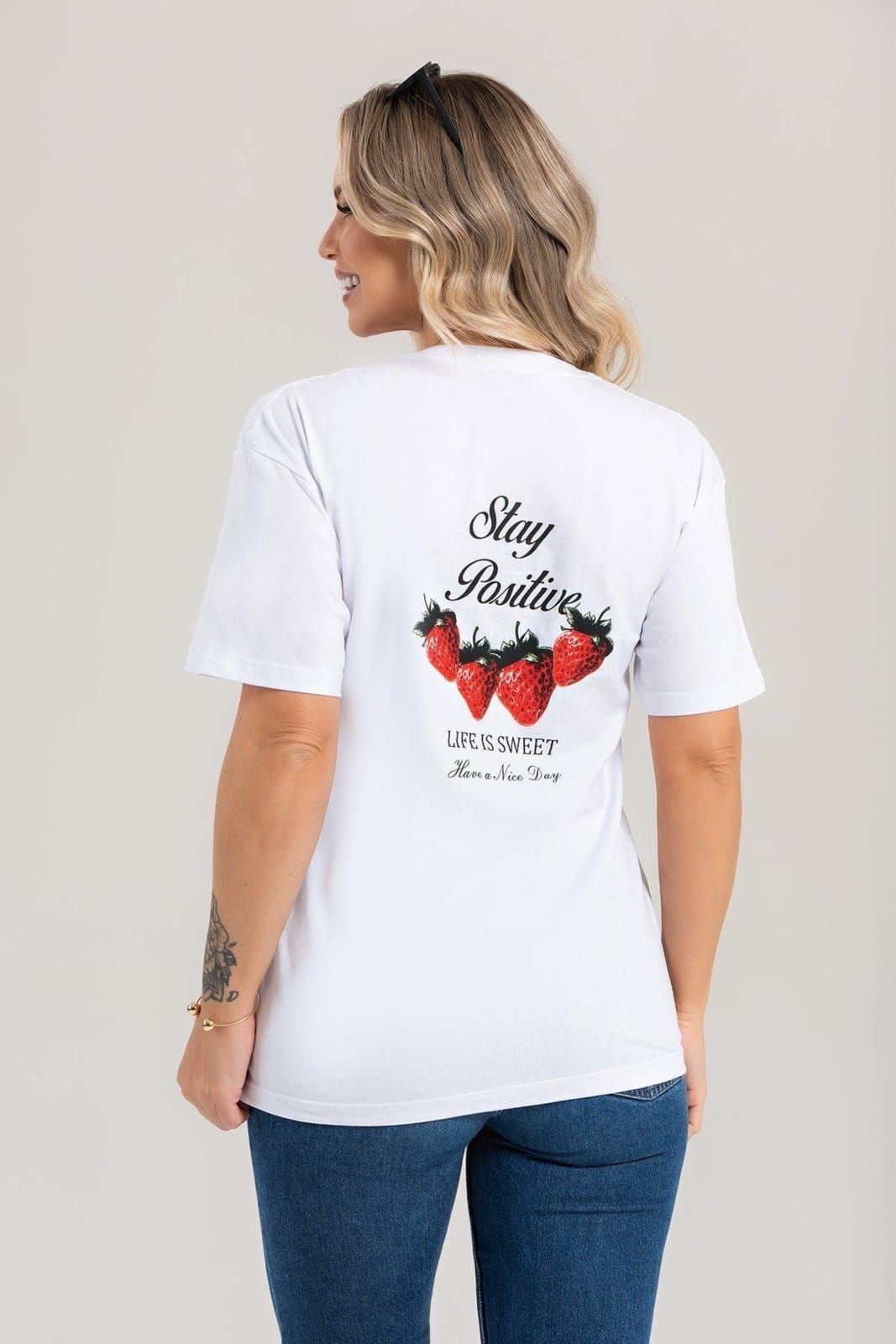 Blusa Feminina Oversized Cianitas Branca Estampa Morango Stay Positive - 2