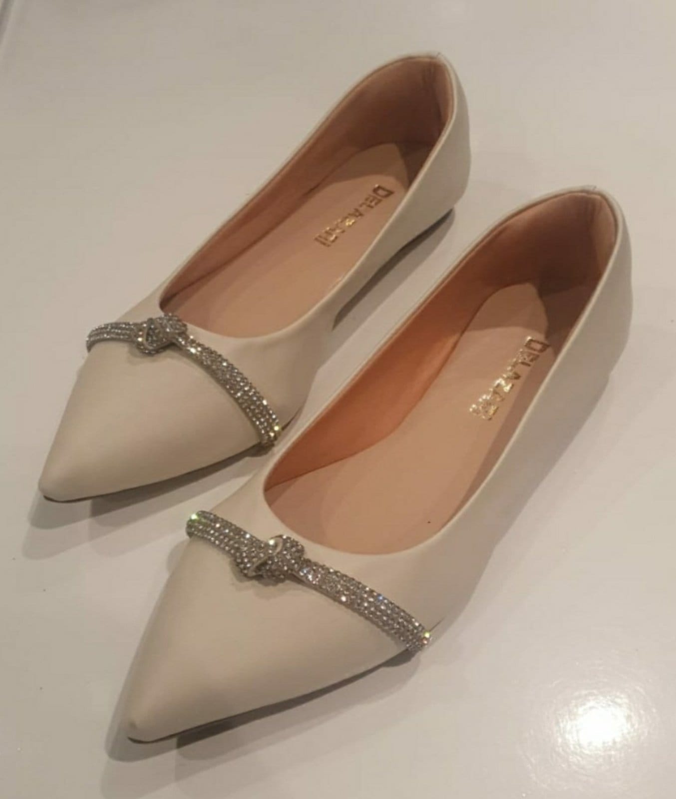 Sapatilha Delazari Bico Off White com Strass