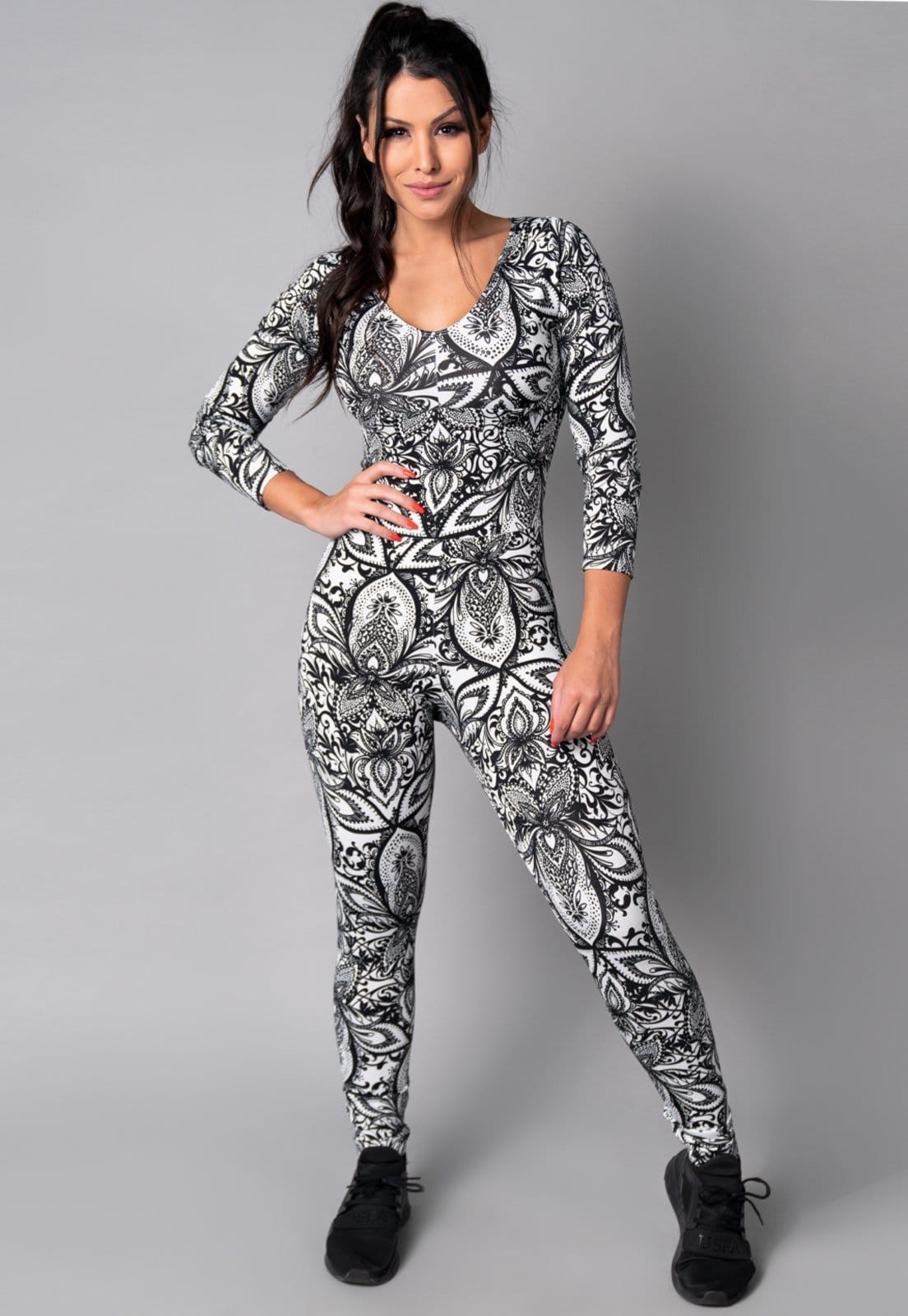 Vista 2 Macacão MVB Modas Longo Manga 3/4 Costa Fechada Fitness Suplex Mandala Mvb Modas branco/preto