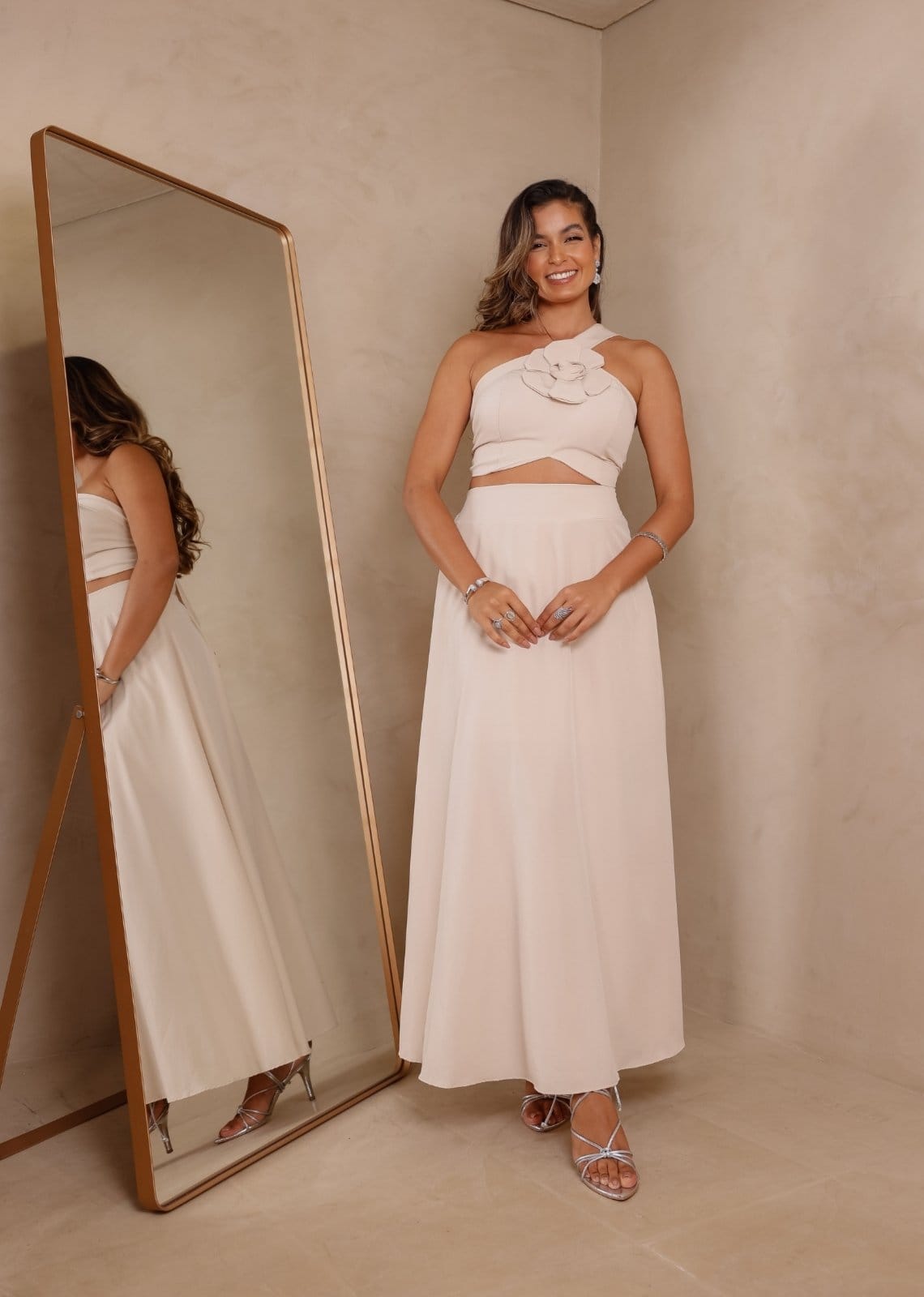 Vista 2 Conjunto Cropped com Flor e Saia Midi em A Alfaiataria Gerôny Cia do Vestido OF White Cia do Vestido off-white white