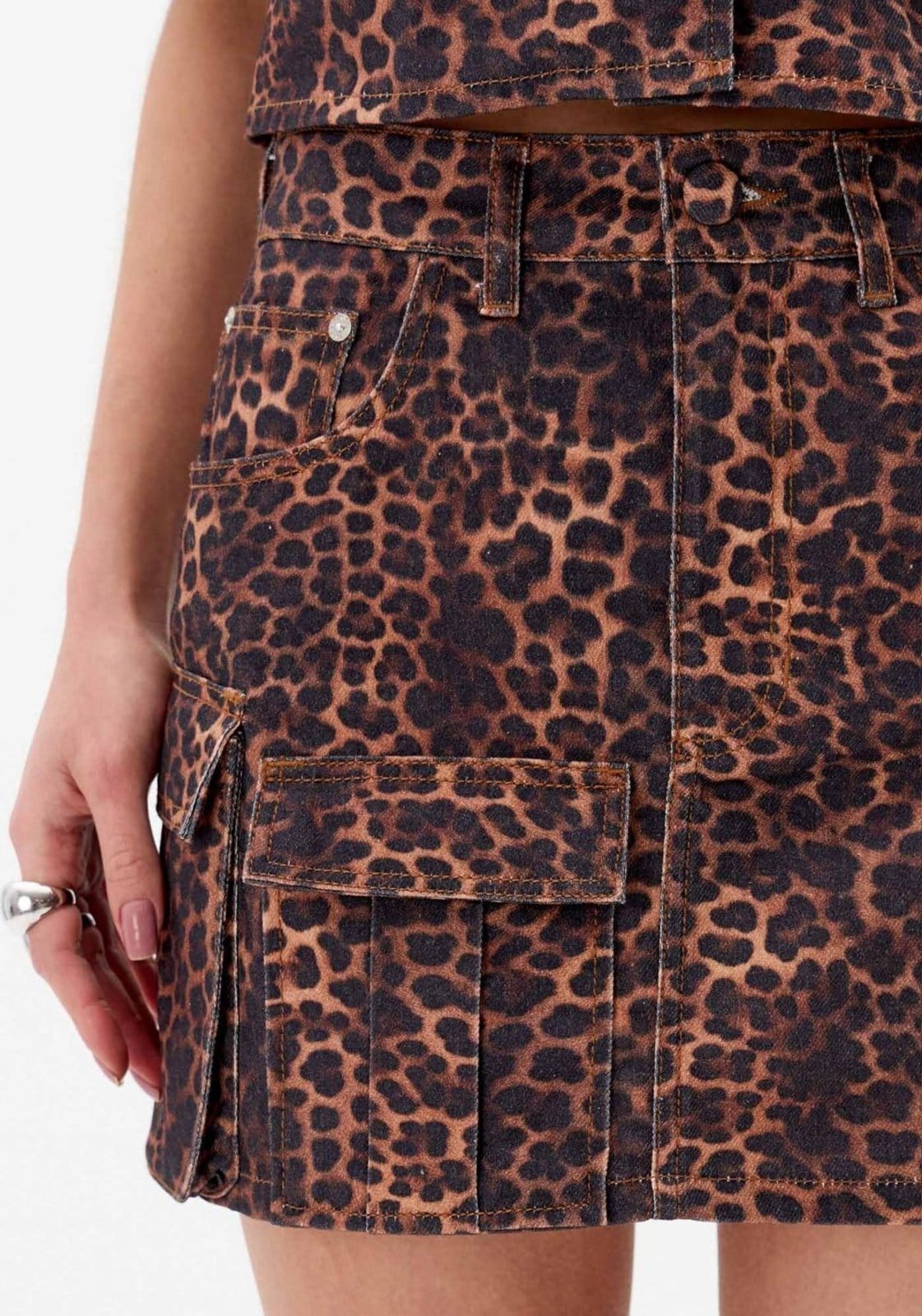 Vista 2 Saia Curta Sarja Cargo Animal Print My Favorite Things preto