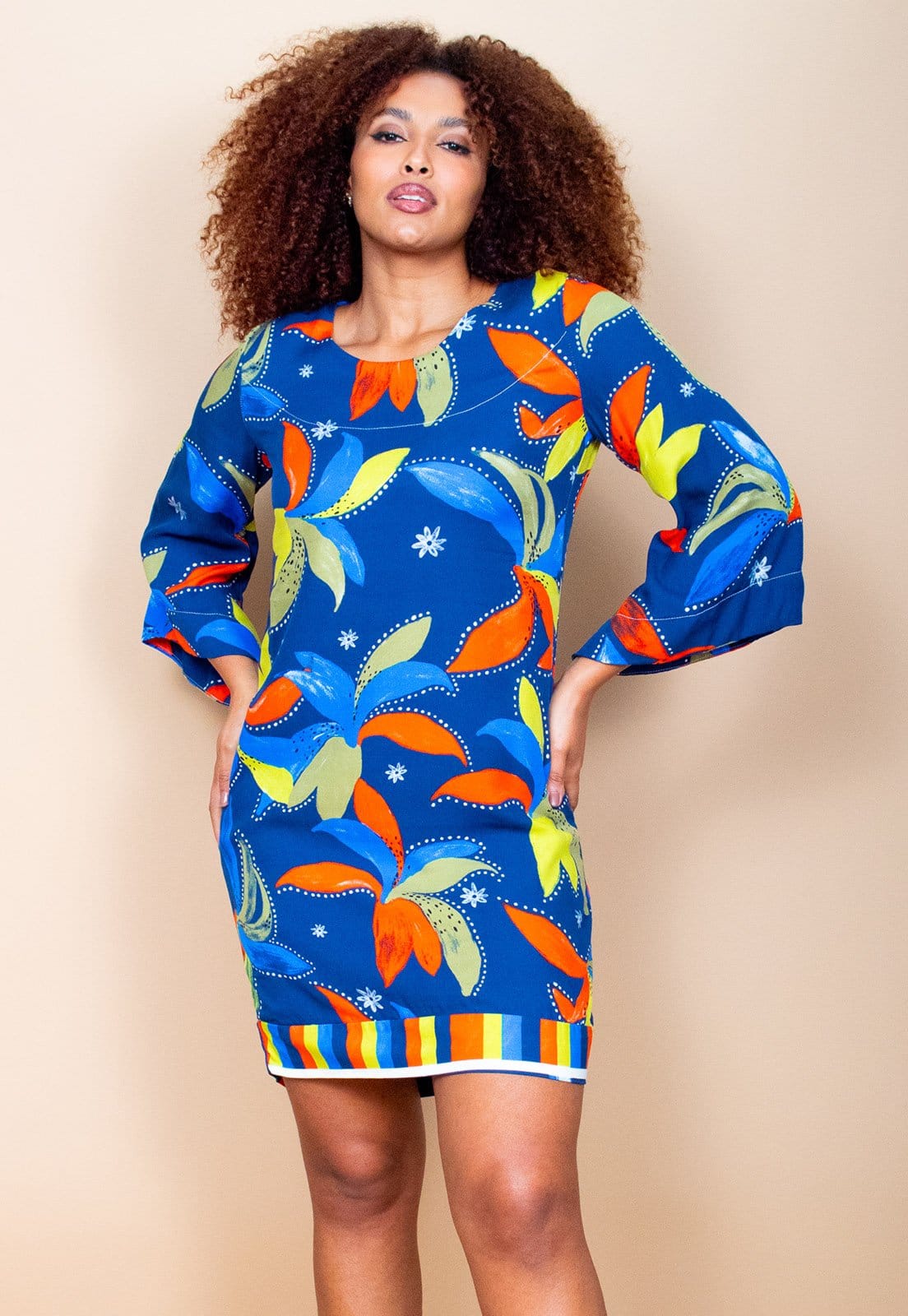 Vista 2 Vestido Curto Cabanafree Balli Manga Ampla Estampa Maré Vibrante Cabanafree amarelo/estampado/laranja/verde