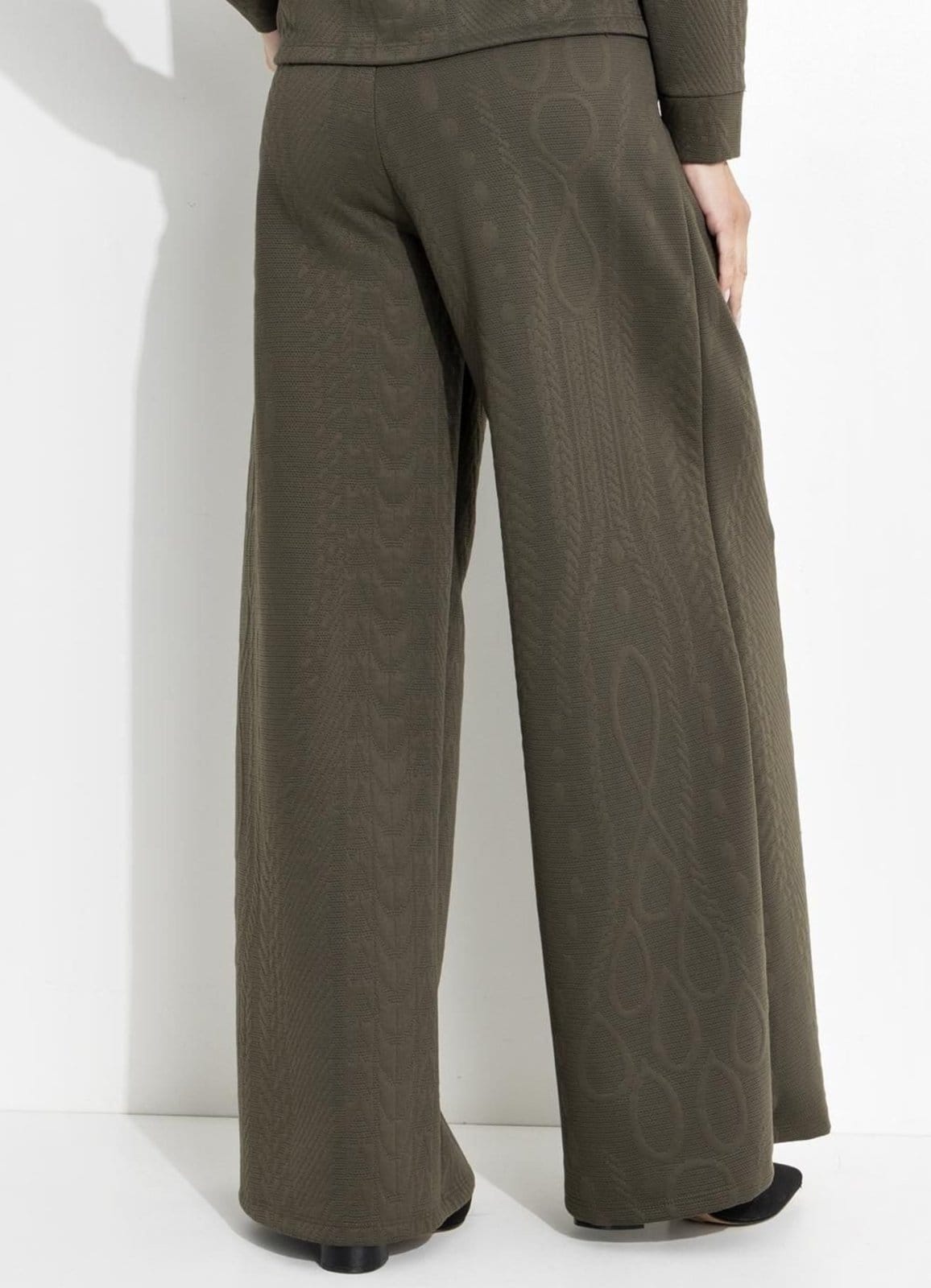 Vista 2 Calça Malha Matelassê Militar Quintess verde