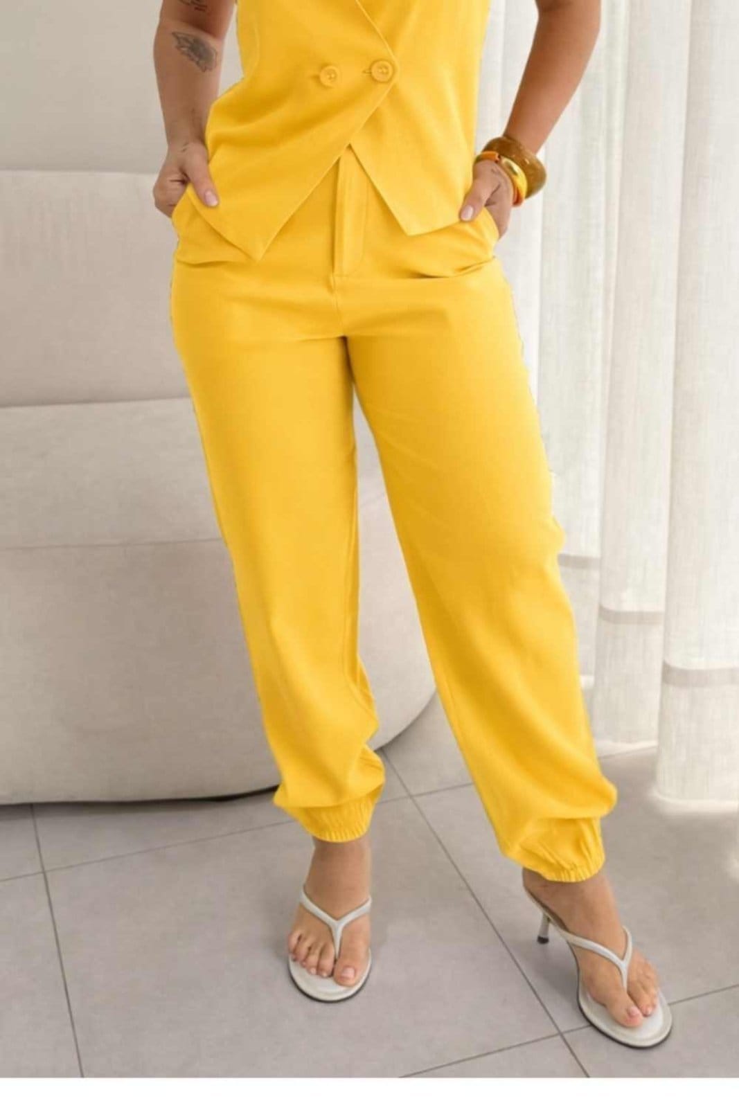 Vista 2 Calça Vanibele Jogger Manteiga Vanibele amarelo