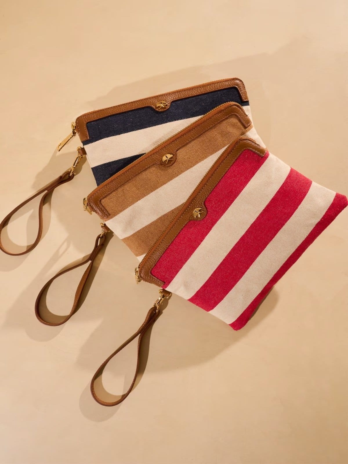 Clutch Luiza Barcelos Listrada Com Detalhes Em Couro