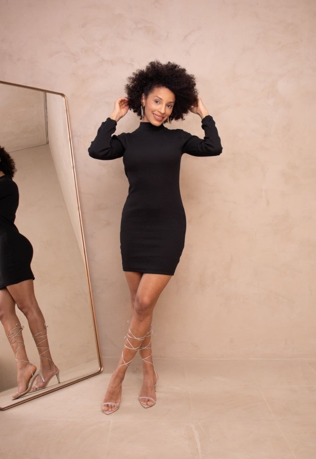 Vista 2 Vestido Curto Tubinho Manga Longa Tricot Gola Alta Elegante Tenize Cia do Vestido preto