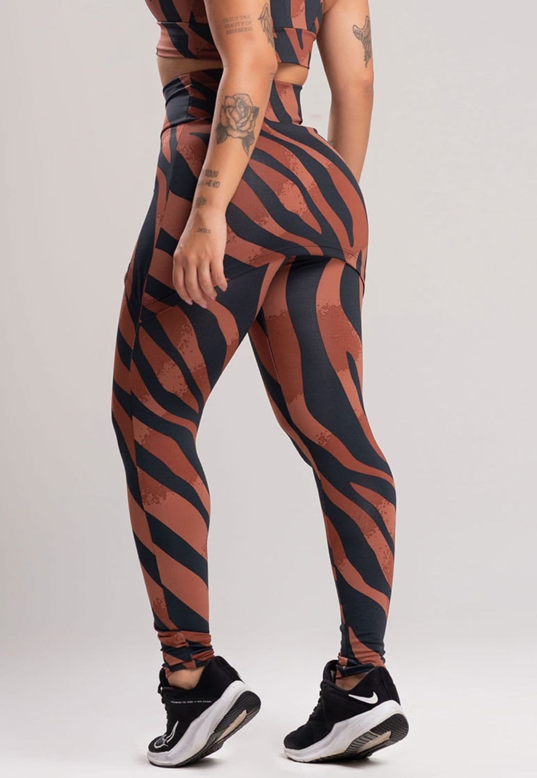 Vista 2 Calça Legging MVB Modas Saia Tapa Bumbum Safari Mvb Modas marrom/preto