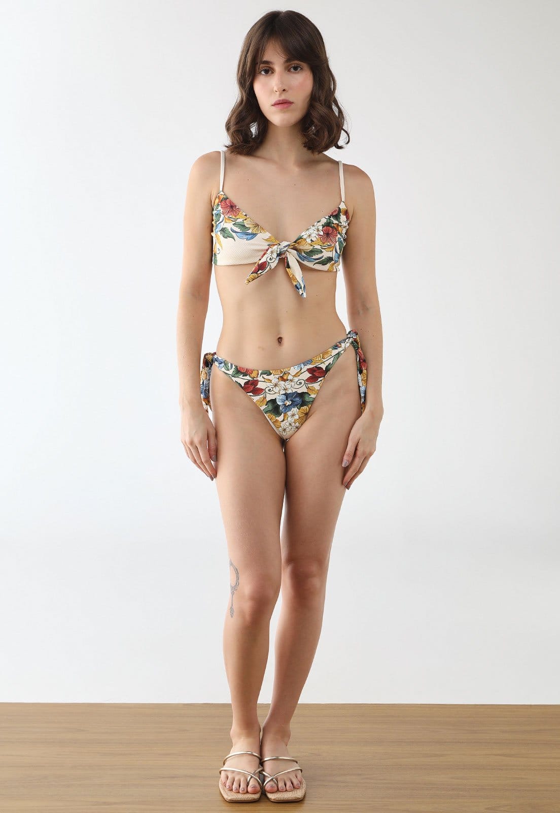 Vista 2 Conjunto Biquíni Feminino FARM Tropicalzinho Estampa Floral Off-White FARM off-white white