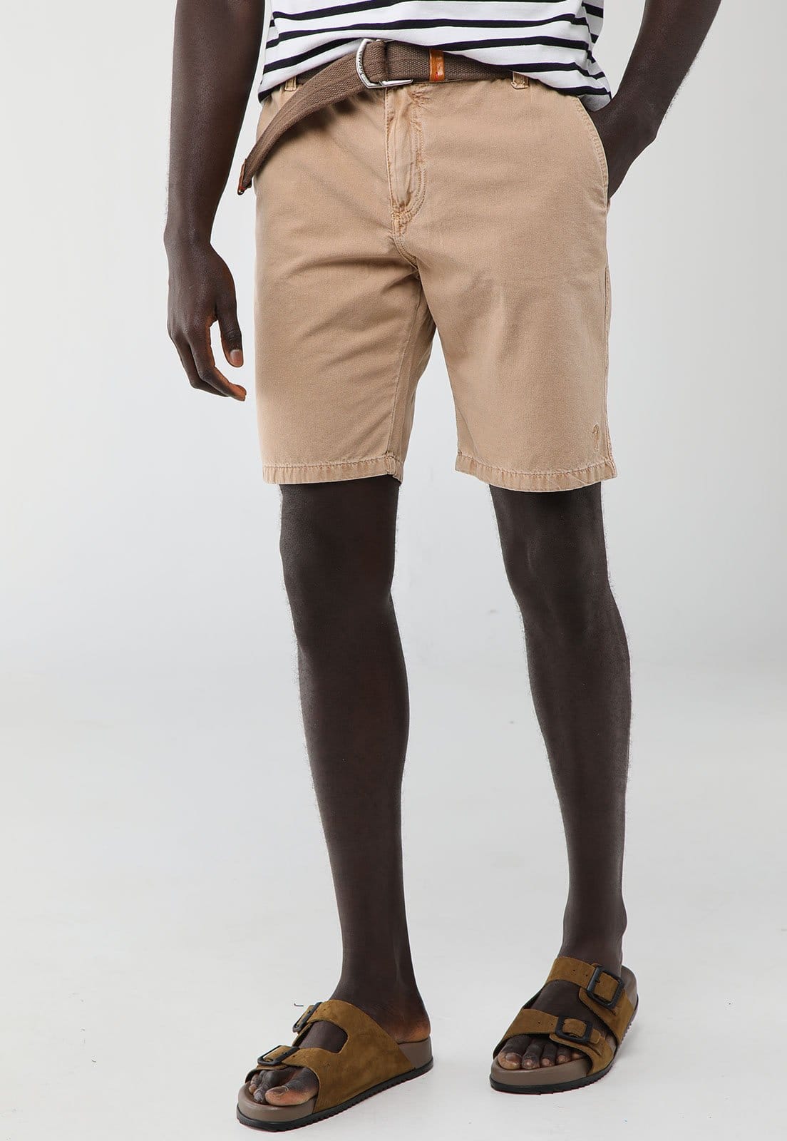 Vista principal Bermuda Masculina Aleatory Sarja Lisa Caqui Aleatory bege caqui