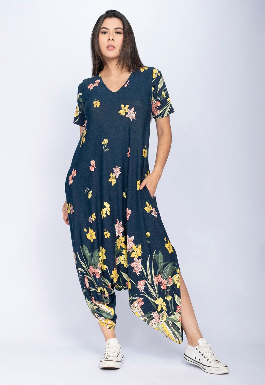 Vista 2 Macacão CabanaFree Saruel Malha Pantacourt Grumari com Manga Floresce Cabanafree azul/estampado/floral azul