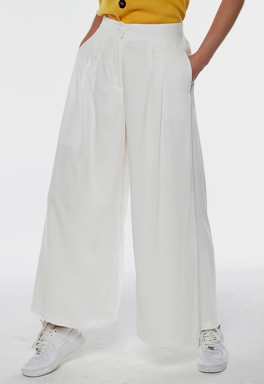 Vista principal Calça Pantalona com Pregas Feminina Off White Sob com Bolsos SOB amarelo white