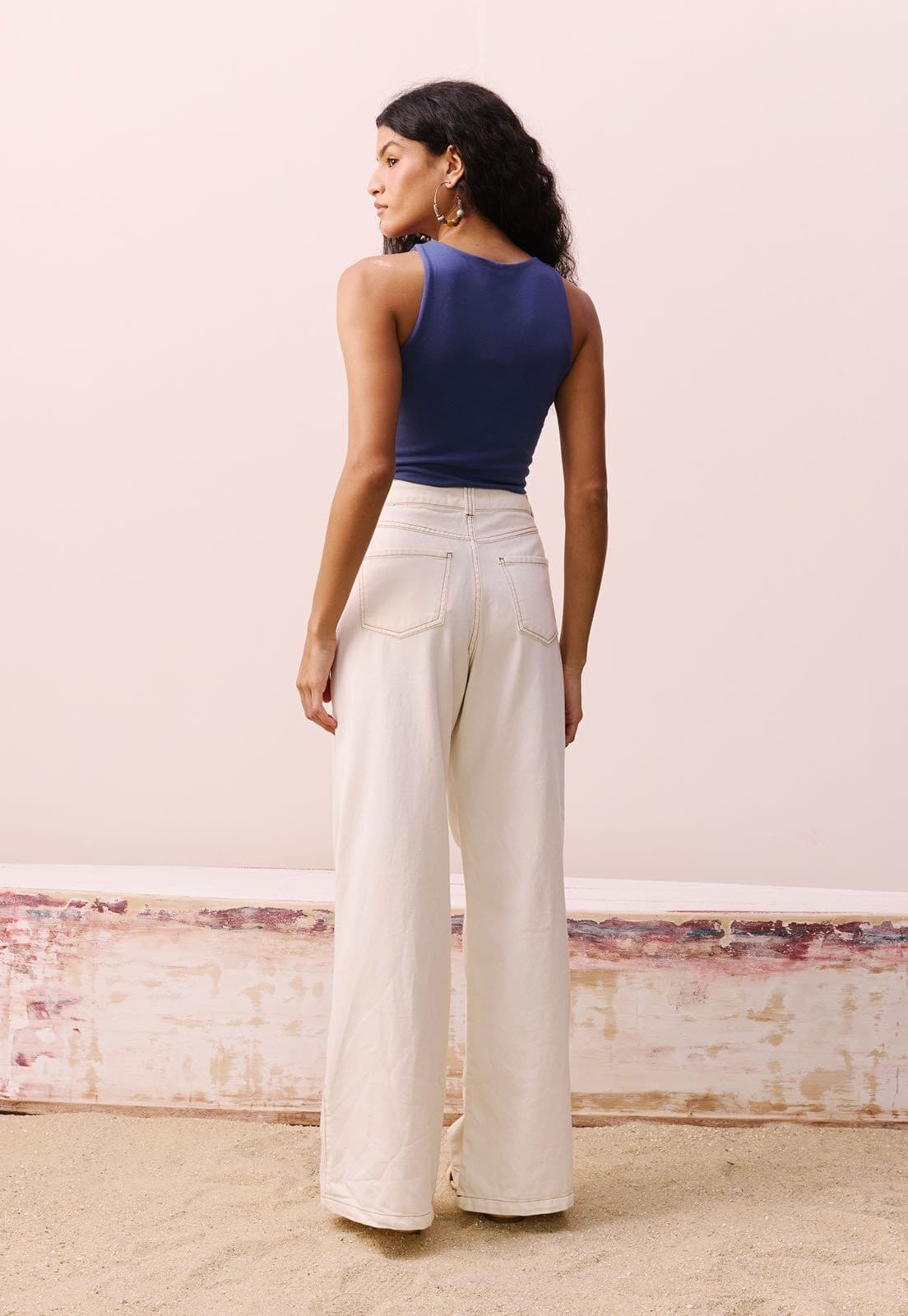 Vista 2 Calça Sarja Wide Leg Recorte CaCay off-white