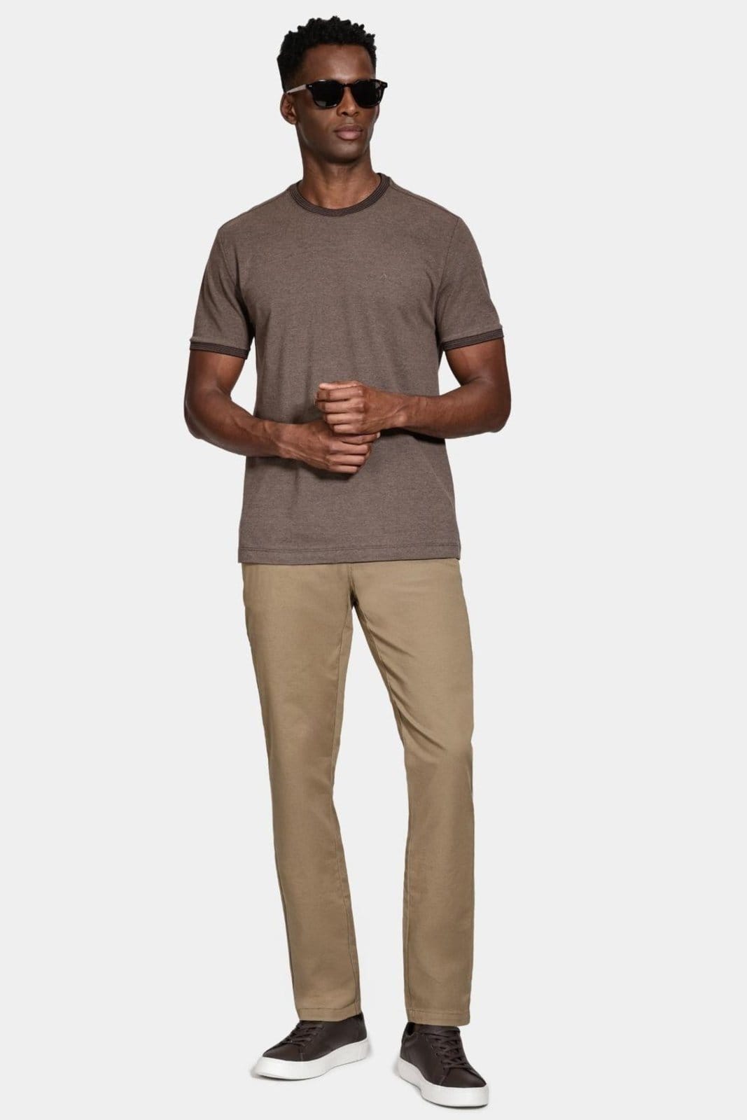 Vista 2 Calca Chino Algodão Premium Básica Caqui Aramis bege caqui