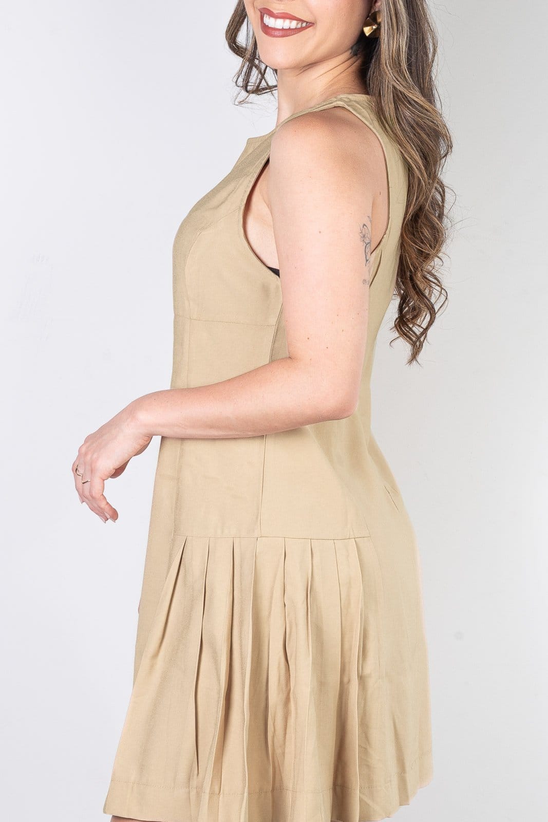 Vista 2 Vestido Enluaze curto godê regata com pregas 51054 Enluaze bege