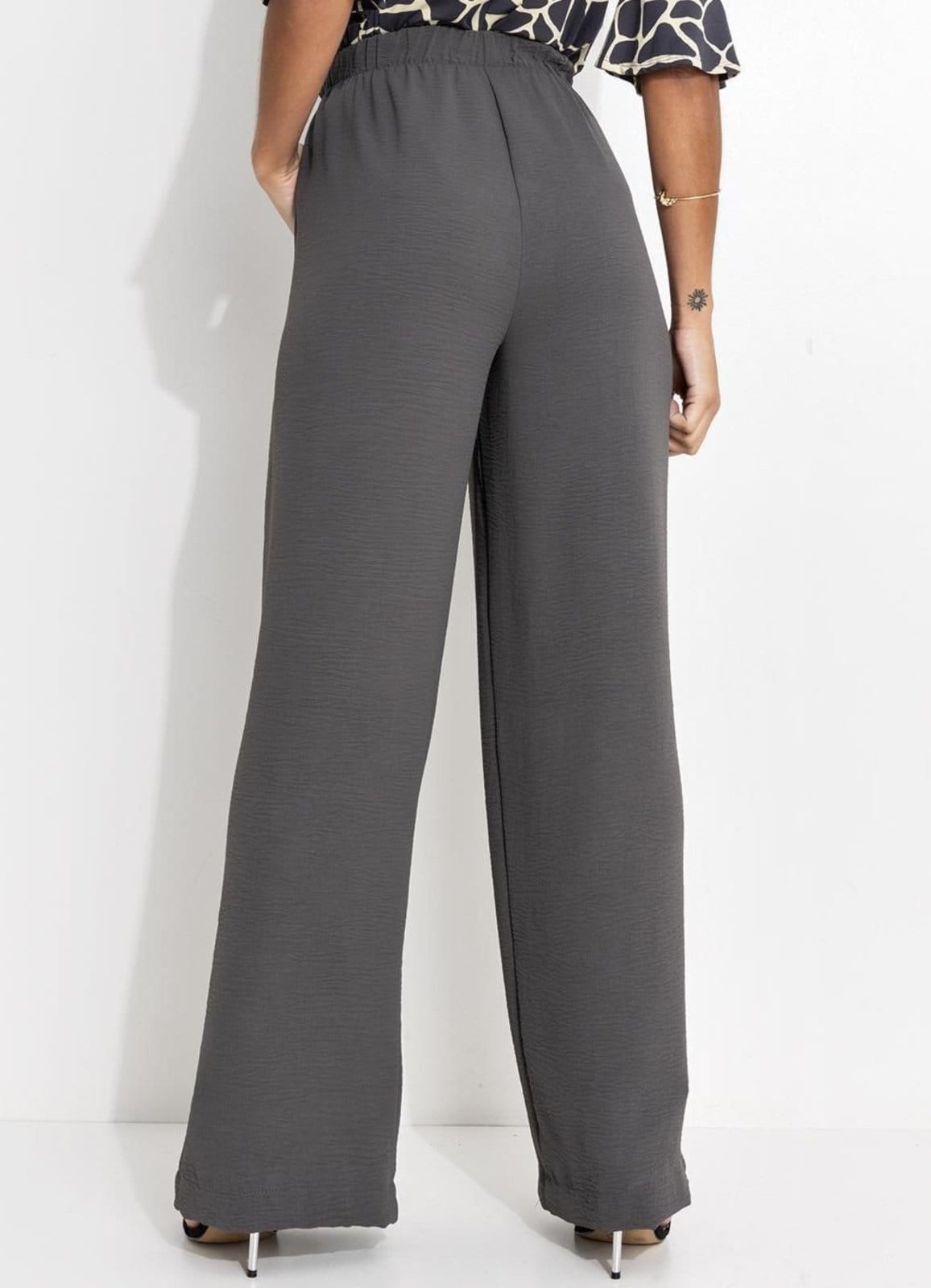 Vista 2 Calça Feminina Pijama Chumbo Em Crepe Plano Quintess cinza