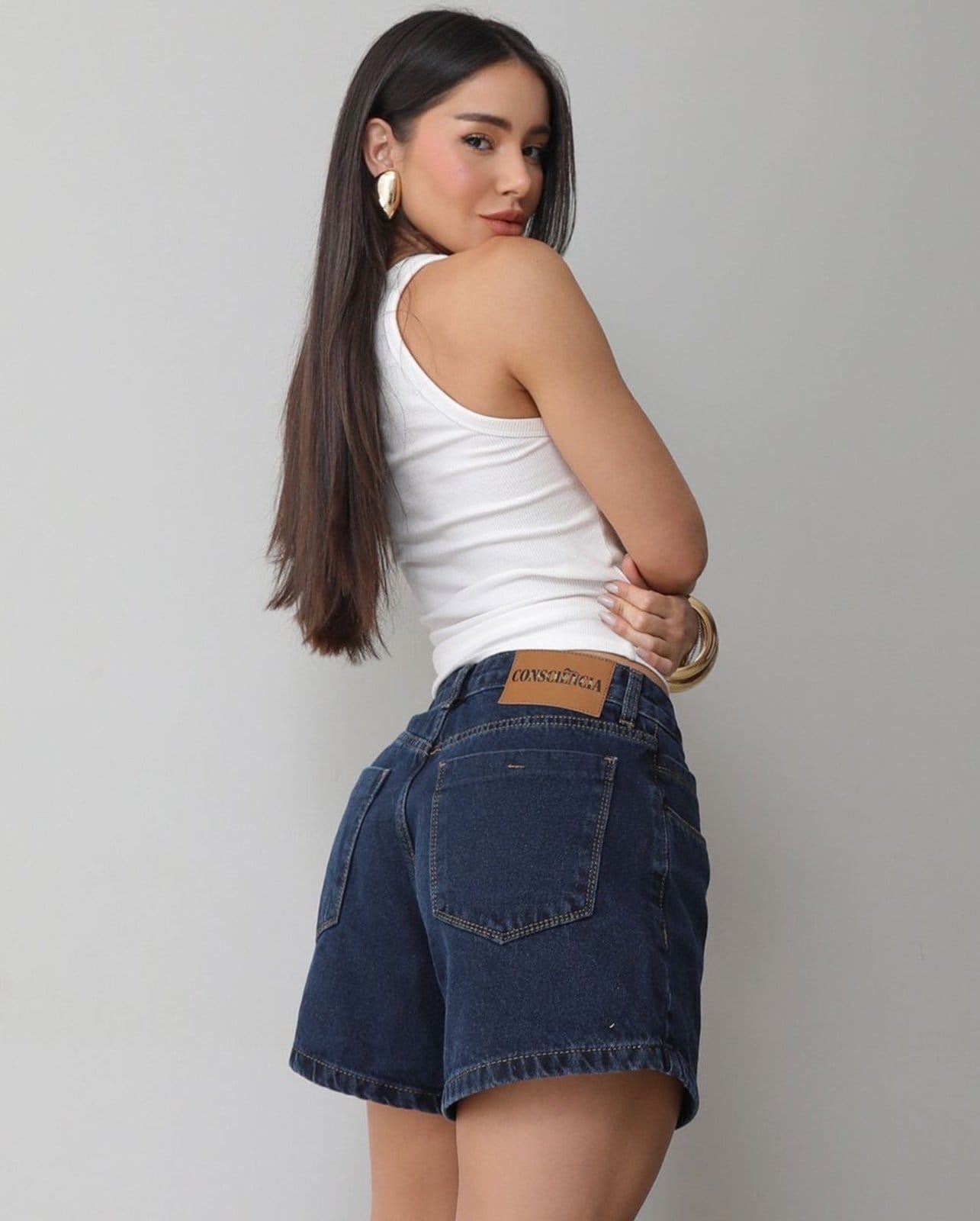 Vista 2 Shorts Jeans Mom Feminino Cintura Alta Básico 70101 Black Blue Consciência jeans black