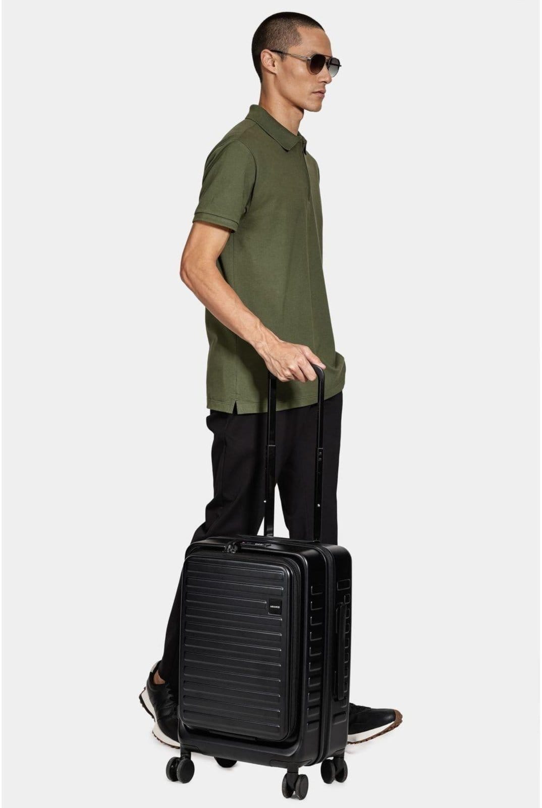 Vista 2 Mala de Bordo Aramiscom cadeado embutido e compartimentos internos Aramis preto