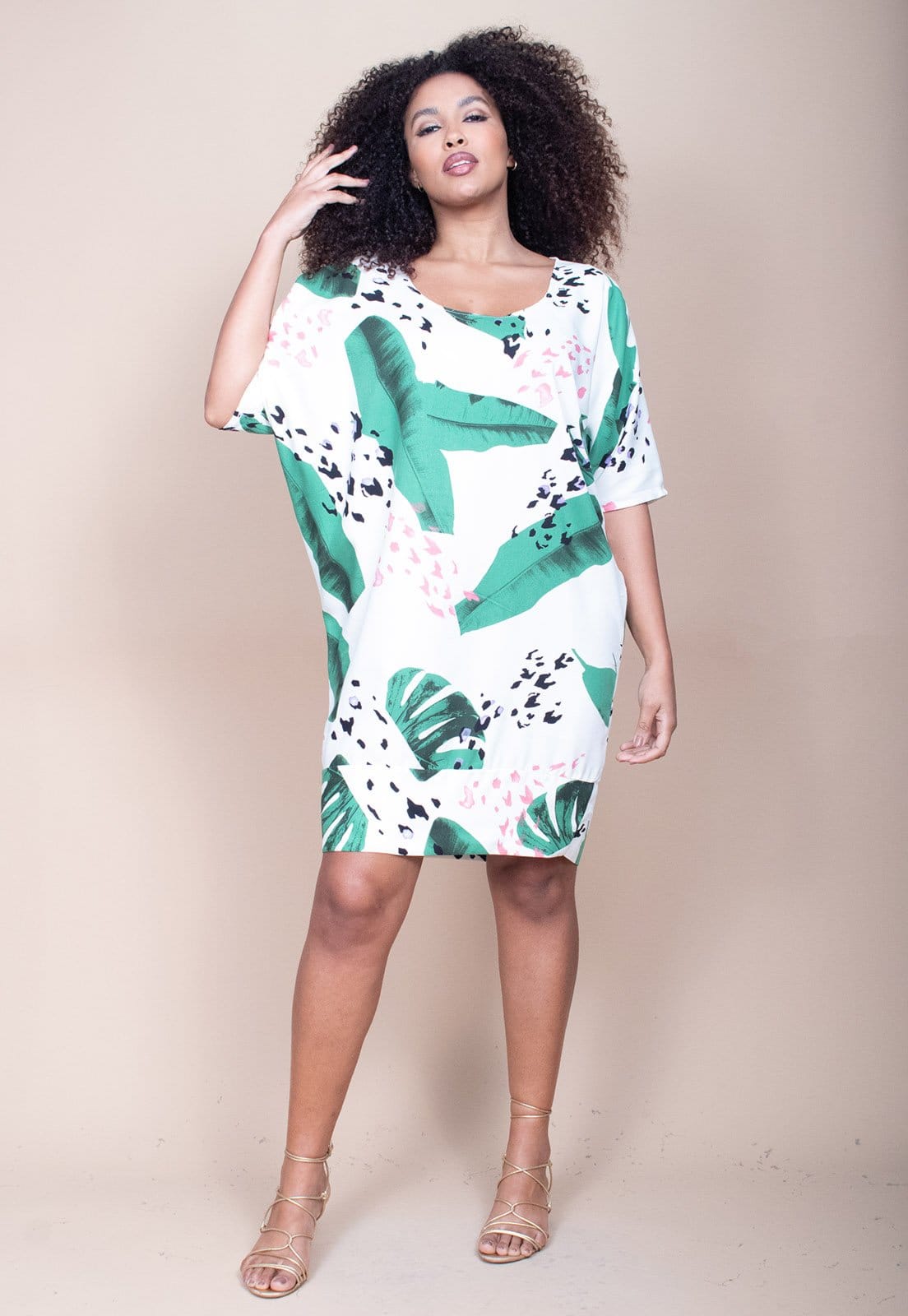 Vista 2 Vestido Cabanafree Curto Morcego Estampa Folhagem Poética Cabanafree estampado/off-white/preto/verde