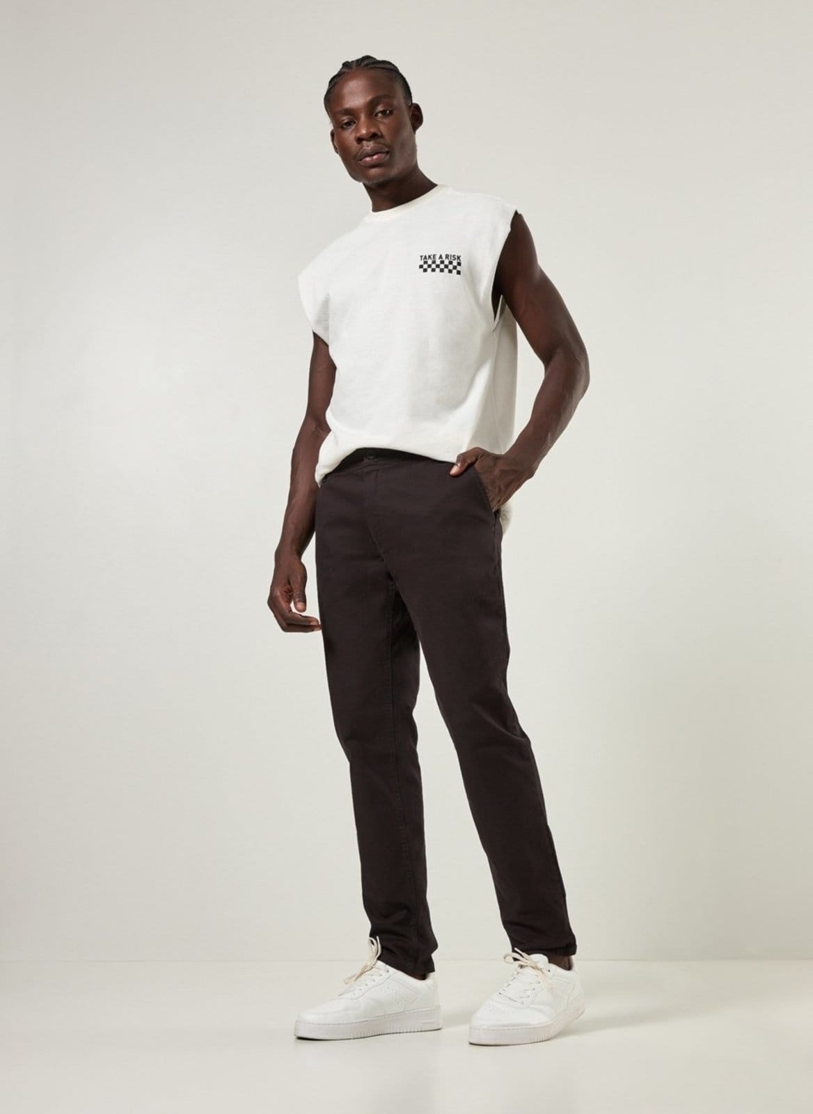 Vista principal Calça Chino Slim em Sarja Preta Youcom preto